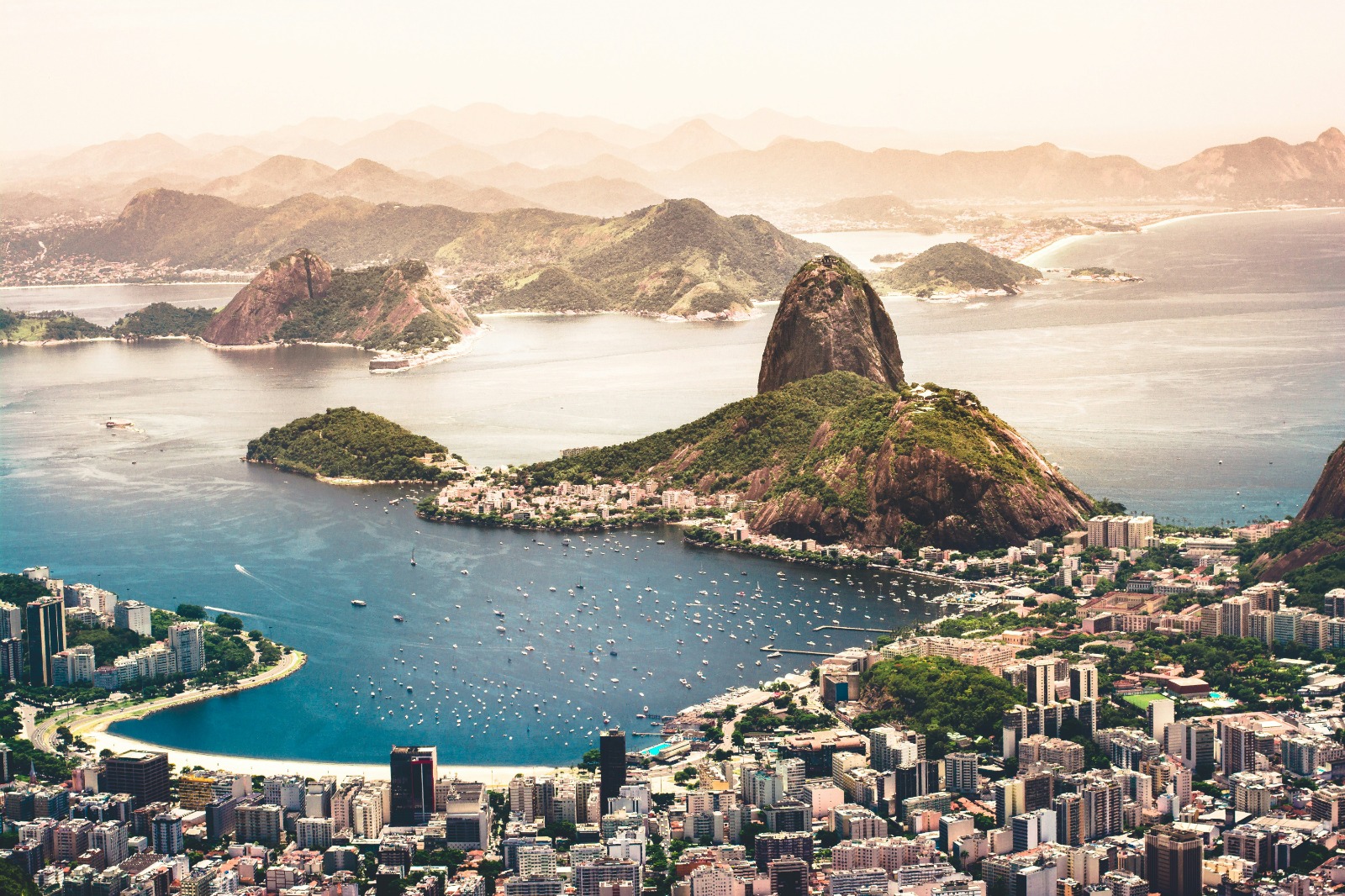 Assalto frustrado em restaurante no Rio de Janeiro resulta em bandido morto e turista ferido