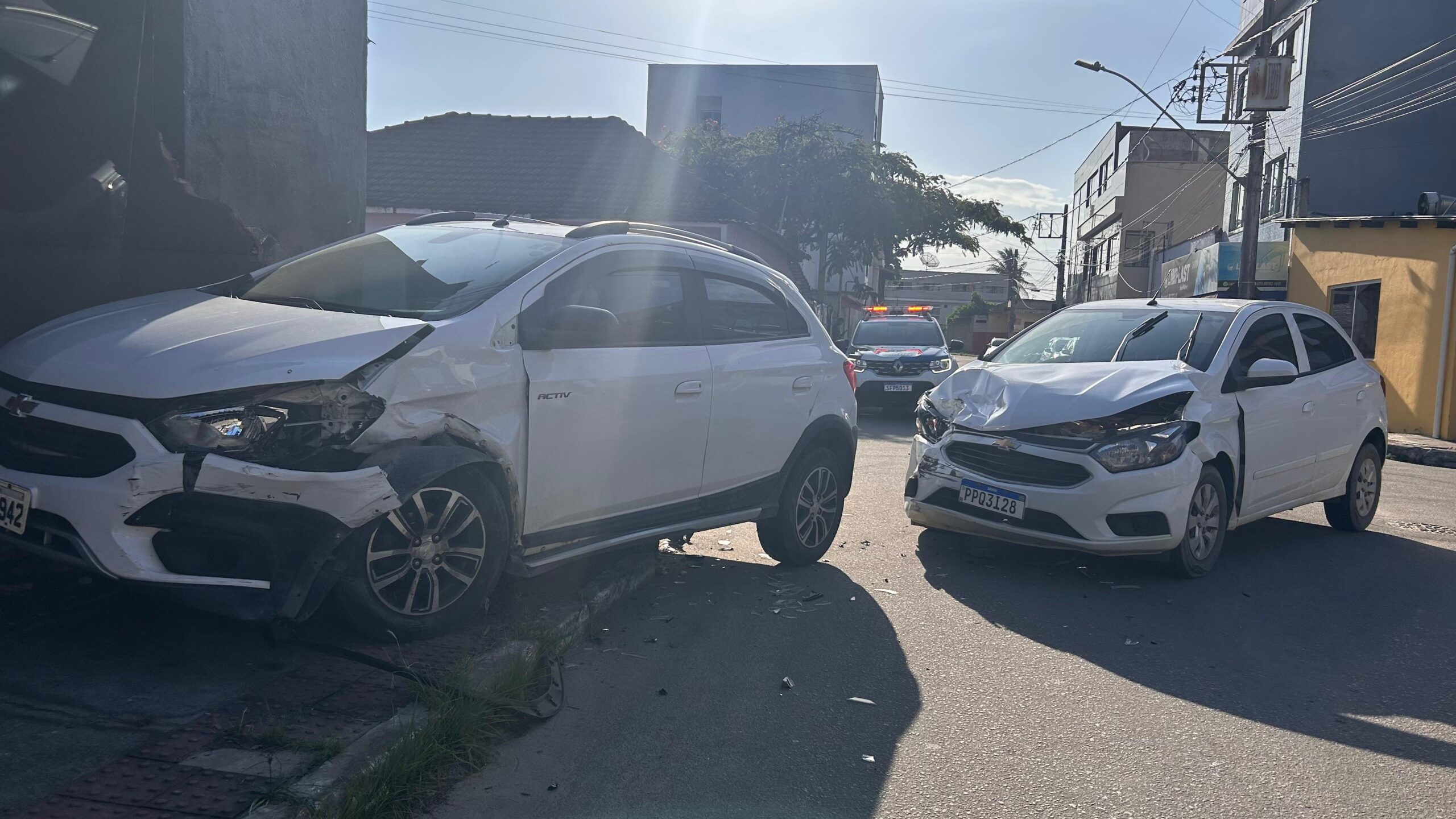 Colisão entre carros bloqueia rodovia em Piúma