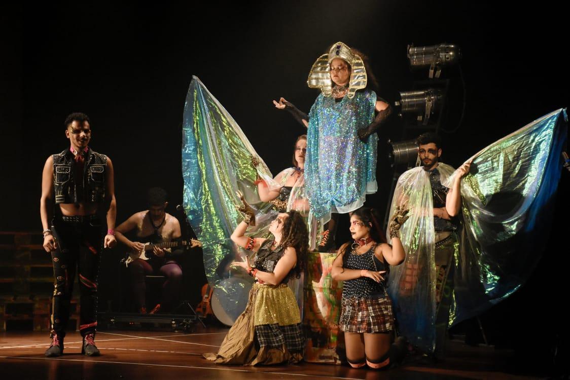 Comédia musical Maldita é apresentada em temporada limitada no Teatro Café Pequeno
