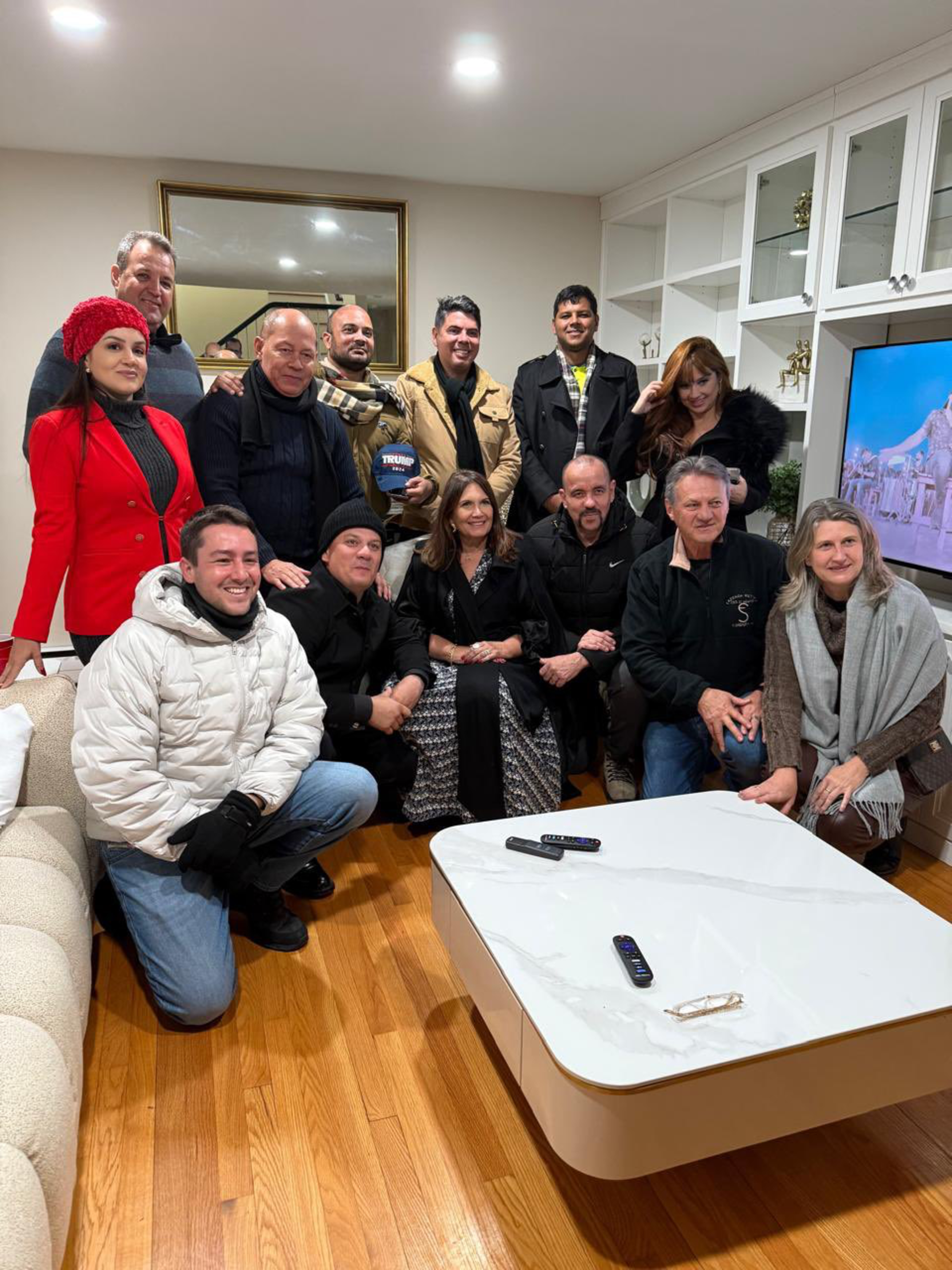 Deputado compartilha foto ao lado de comitiva presente na posse de Trump