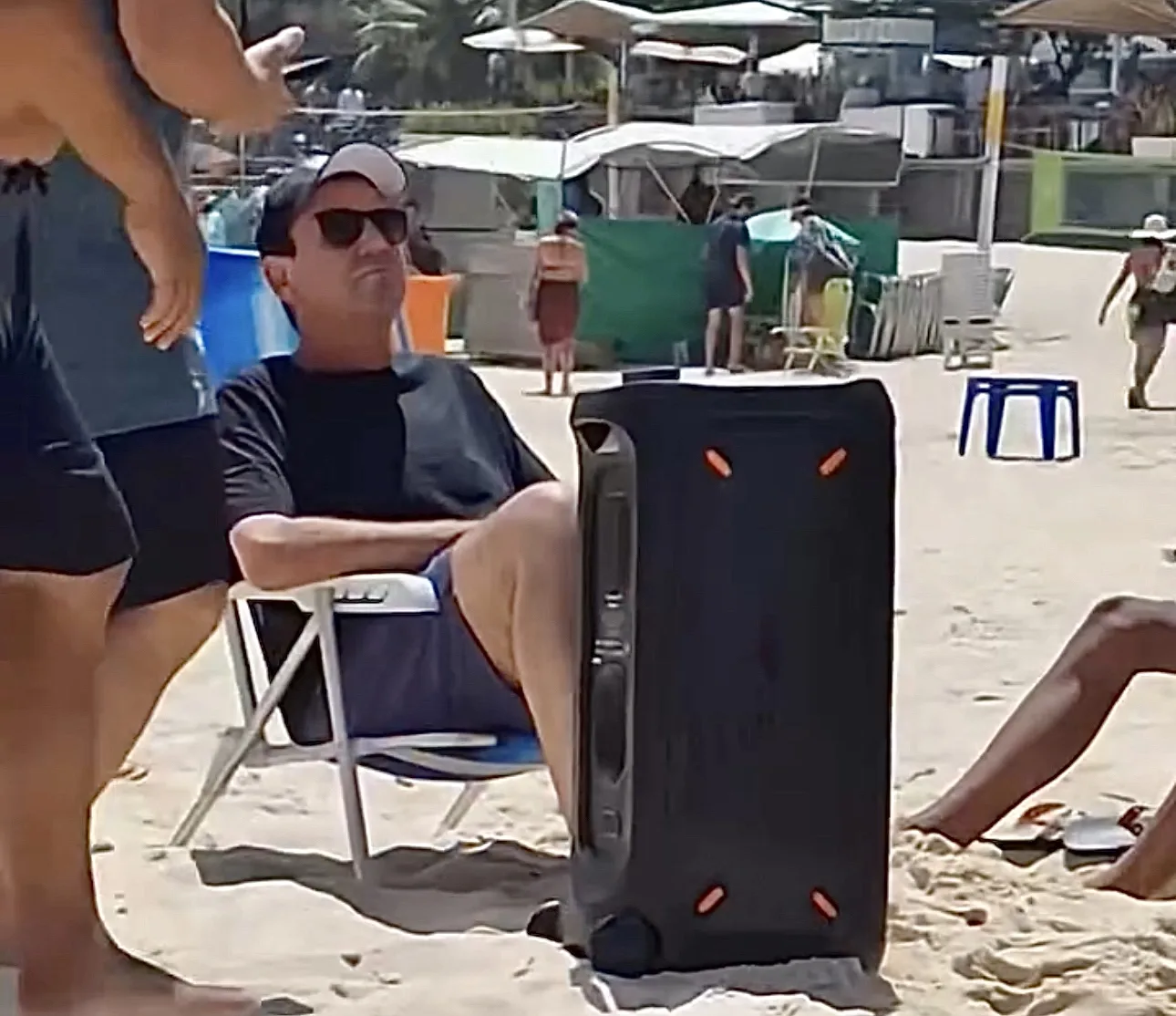 Eduardo Paes se torna viral ao enfrentar caixas de som nas praias cariocas