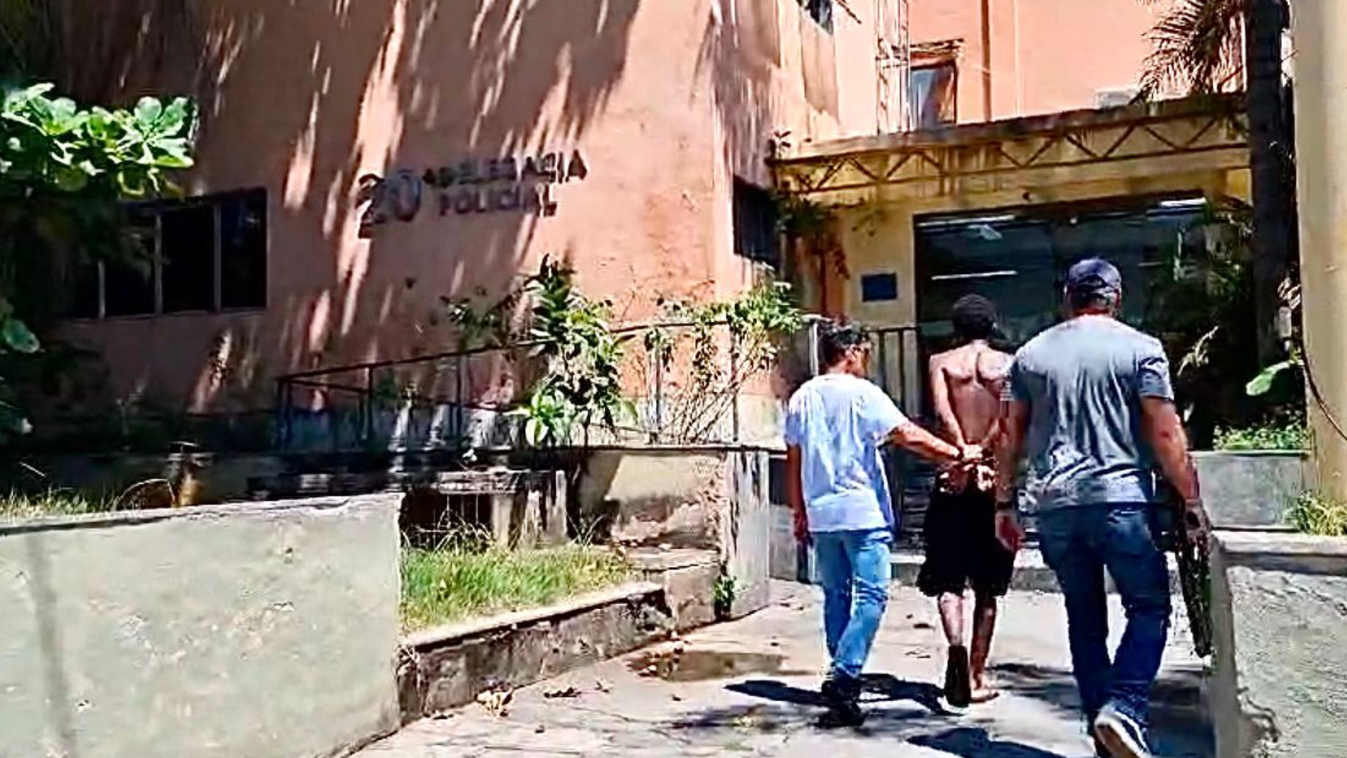Homem detido por agredir enteado de 6 anos com cabo de vassoura no Rio