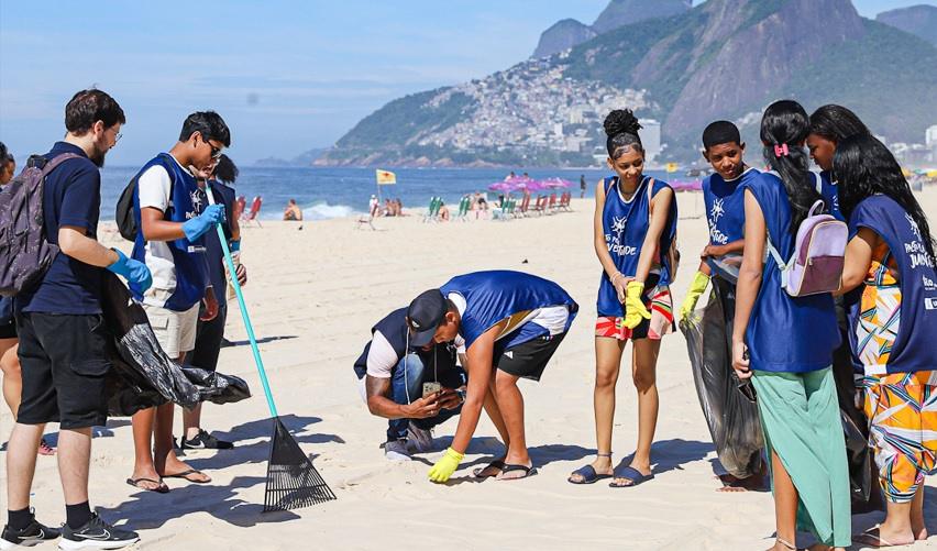 Jovens do Emprega JUV e Pacto pela Juventude promovem ação ecológica em Ipanema