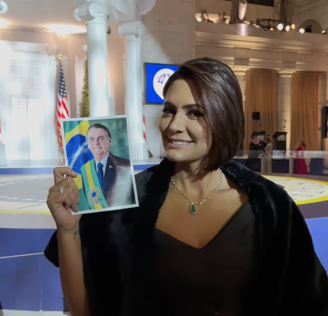 Michelle Bolsonaro leva imagem de Jair ao evento de Trump