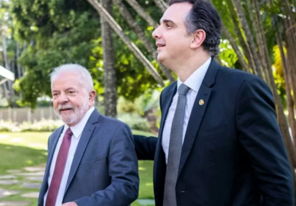 Possível futuro ministro, Pacheco exalta Lula durante sanção da reforma tributária