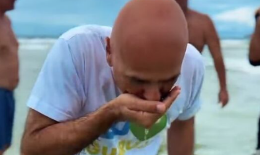Prefeito de Guarujá Consome Água do Mar Demonstrando a Pureza das Praias
