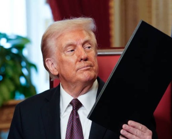 Trump Assina Ordem Executiva para Acomodação de Mulheres Trans em Cadeias Masculinas