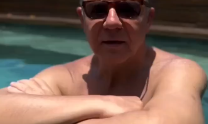 VÍDEO: Sérgio Cabral, sentenciado a 430 anos, recomenda filmes a partir da piscina de sua cobertura