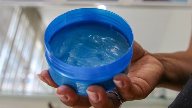 Anvisa veta comercialização de 47 pomadas capilares por risco à saúde; confira a lista