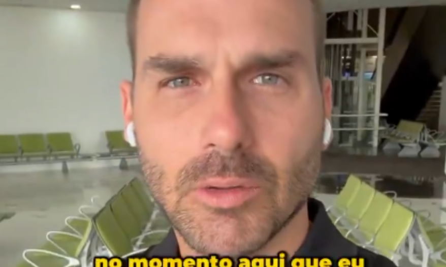 Eduardo Bolsonaro afirma ter sido notificado pela PF por crítica a delegado que investiga seu pai.
