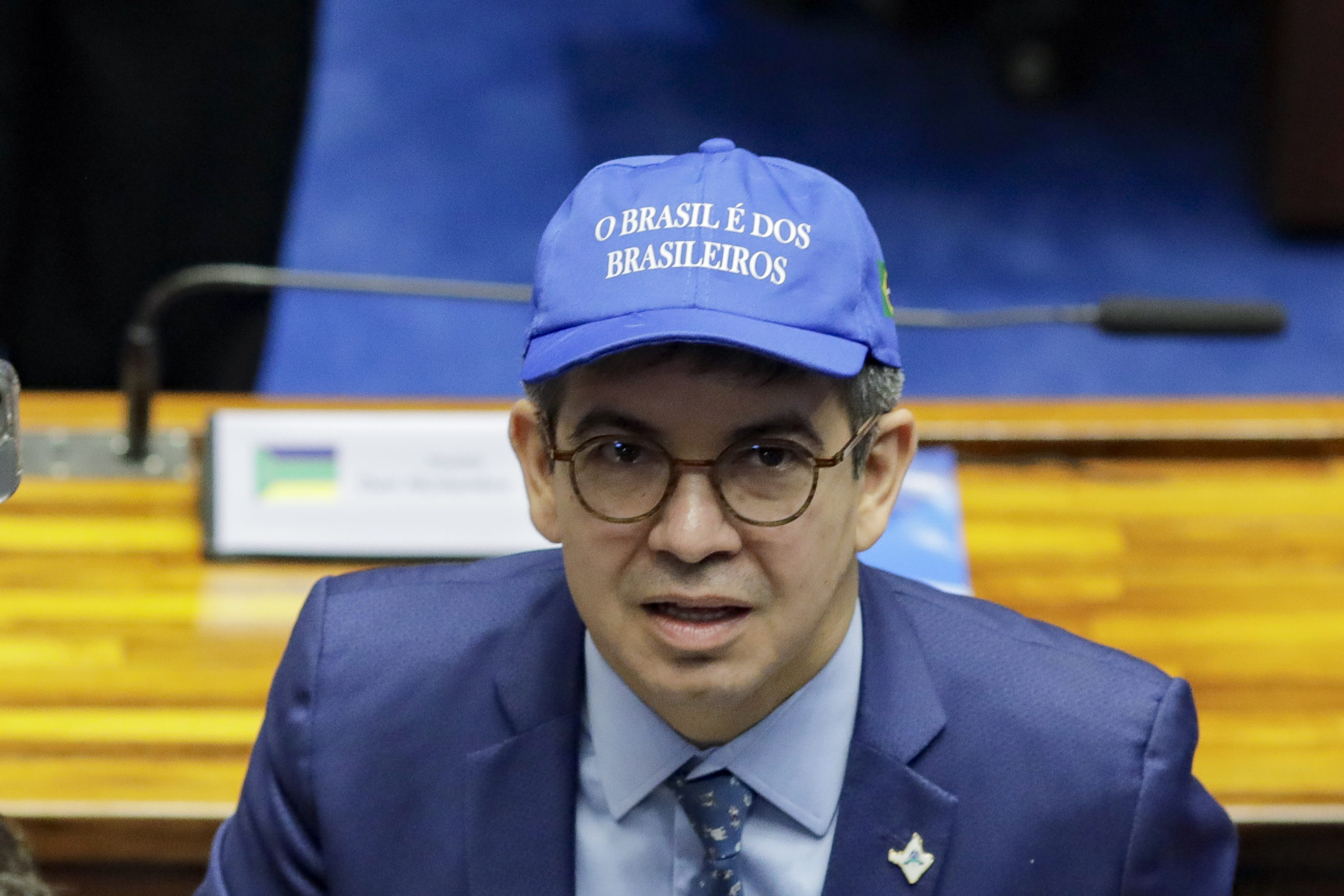 Ministros de Lula vestem bonés azuis no Congresso como protesto contra Trump