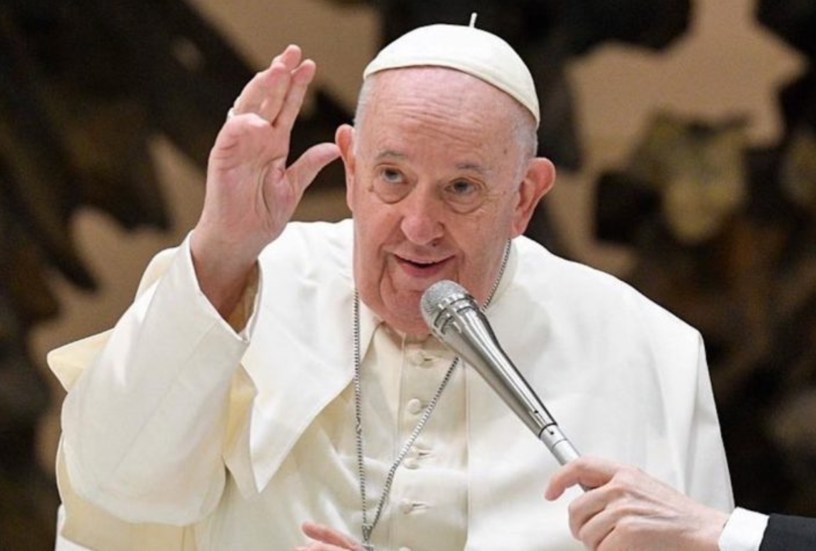 Papa Francisco cai após bengala se partir no Vaticano