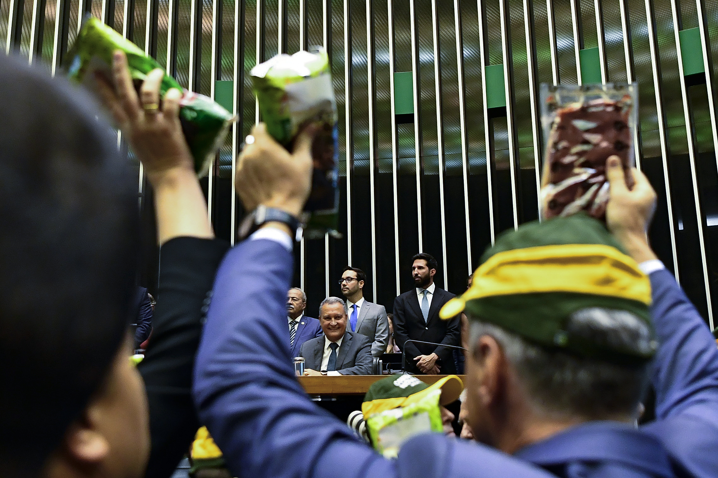 Protestos da oposição no Congresso ecoam com “Nem picanha, nem café”