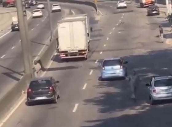 Roubo de Caminhão Cheio de Eletrodomésticos Acontece na Avenida Brasil, Rio de Janeiro