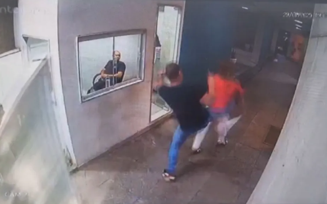 VÍDEO: Condutor de App Ataca Senhora no Rio por Migalhas de Biscoito no Assento do Veículo