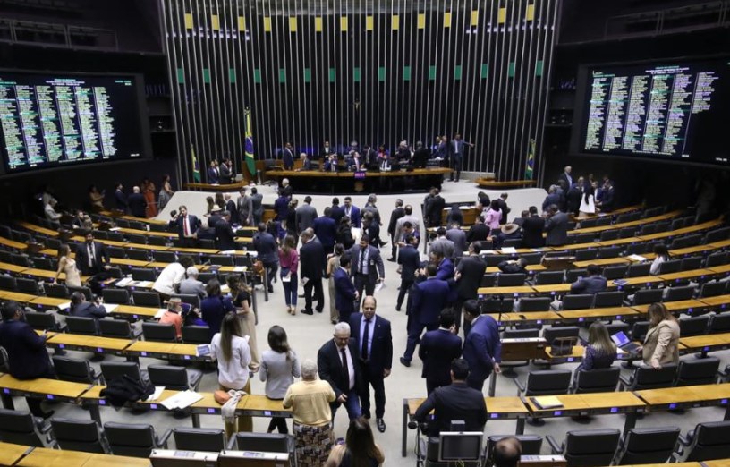 Oposição cogita paralisar Câmara devido à anistia aos participantes do 8 de janeiro